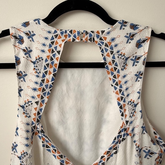 Ecoté High-Neck Mini Shift Dress with Back Cut-Out - White Pattern - Picture 4 of 4